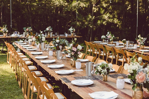 Chất liệu gỗ mộc mạc phù hợp với những hôn lễ đề cao sự giản dị, tao nhã