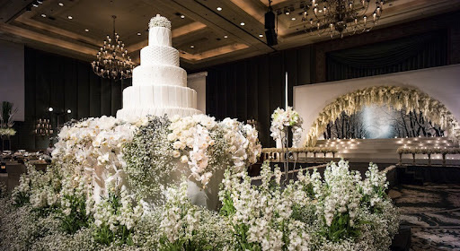 Vẻ đẹp sang trọng và nhẹ nhàng của những đóa hoa sẽ giúp sảnh tiệc cưới đẹp hơn